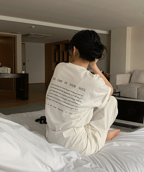 여성의류쇼핑몰,루즈핏 레터링 트임 반팔 티셔츠